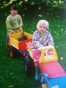 Die Kindertraktoren sind fest im Einsatz.