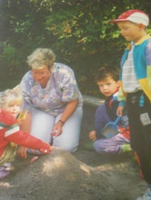 Und auch Oma buddelt mit ...